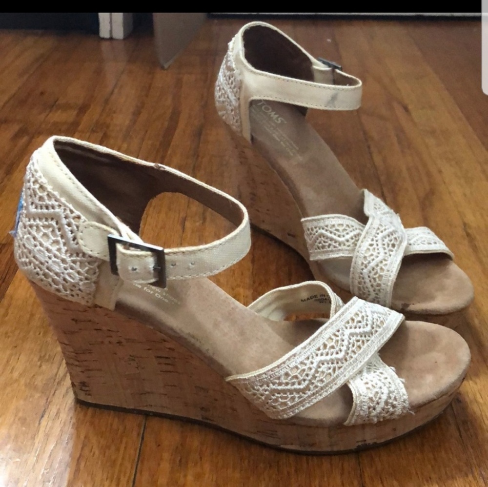 Tom's creamlace detail wedges. Perfect condition!